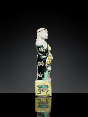 Lot 182 - A SMALL FAMILLE NOIRE BISCUIT FIGURE OF LI TIEGUAI, 18TH-19TH CENTURY