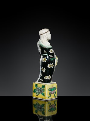 Lot 182 - A SMALL FAMILLE NOIRE BISCUIT FIGURE OF LI TIEGUAI, 18TH-19TH CENTURY