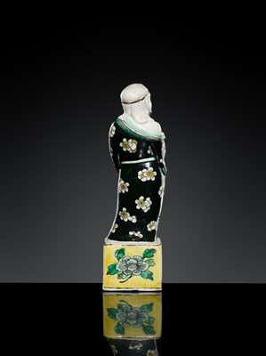 Lot 182 - A SMALL FAMILLE NOIRE BISCUIT FIGURE OF LI TIEGUAI, 18TH-19TH CENTURY