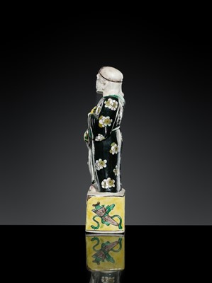 Lot 182 - A SMALL FAMILLE NOIRE BISCUIT FIGURE OF LI TIEGUAI, 18TH-19TH CENTURY