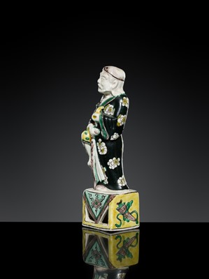 Lot 182 - A SMALL FAMILLE NOIRE BISCUIT FIGURE OF LI TIEGUAI, 18TH-19TH CENTURY
