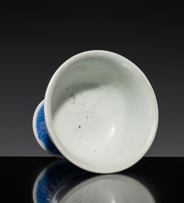 Lot 180 - A BLUE AND WHITE ‘ICE-CRACK AND PRUNUS’ STEM CUP, QING DYNASTY