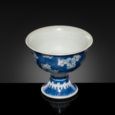 Lot 180 - A BLUE AND WHITE ‘ICE-CRACK AND PRUNUS’ STEM CUP, QING DYNASTY