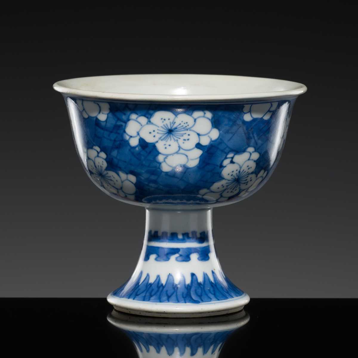 Lot 180 - A BLUE AND WHITE ‘ICE-CRACK AND PRUNUS’ STEM CUP, QING DYNASTY