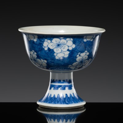 Lot 180 - A BLUE AND WHITE ‘ICE-CRACK AND PRUNUS’ STEM CUP, QING DYNASTY