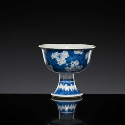 Lot 180 - A BLUE AND WHITE ‘ICE-CRACK AND PRUNUS’ STEM CUP, QING DYNASTY