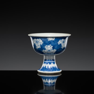 Lot 180 - A BLUE AND WHITE ‘ICE-CRACK AND PRUNUS’ STEM CUP, QING DYNASTY