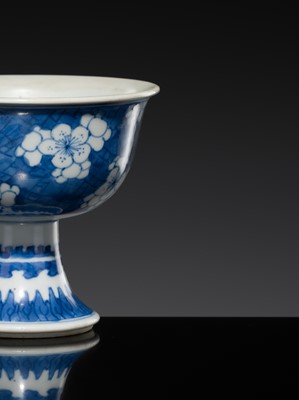 Lot 180 - A BLUE AND WHITE ‘ICE-CRACK AND PRUNUS’ STEM CUP, QING DYNASTY