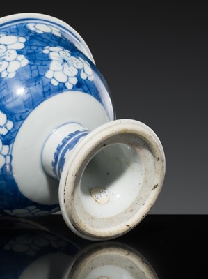 Lot 180 - A BLUE AND WHITE ‘ICE-CRACK AND PRUNUS’ STEM CUP, QING DYNASTY