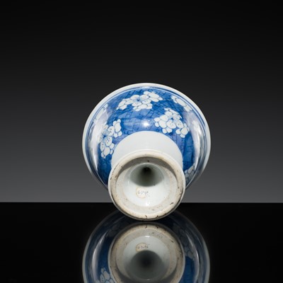 Lot 180 - A BLUE AND WHITE ‘ICE-CRACK AND PRUNUS’ STEM CUP, QING DYNASTY