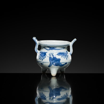 Lot 158 - A SMALL BLUE AND WHITE ‘SAGE’ TRIPOD CENSER, 16TH-17TH CENTURY