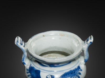 Lot 158 - A SMALL BLUE AND WHITE ‘SAGE’ TRIPOD CENSER, 16TH-17TH CENTURY