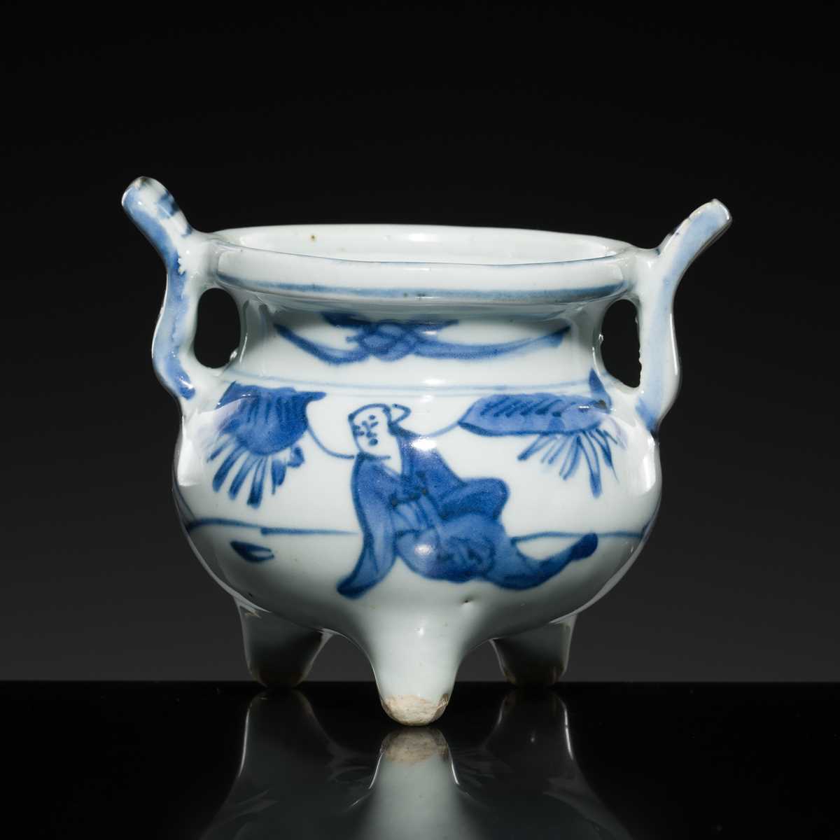 Lot 158 - A SMALL BLUE AND WHITE ‘SAGE’ TRIPOD CENSER, 16TH-17TH CENTURY