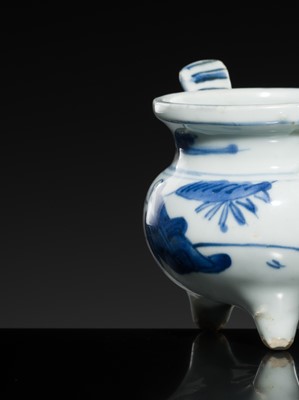 Lot 158 - A SMALL BLUE AND WHITE ‘SAGE’ TRIPOD CENSER, 16TH-17TH CENTURY