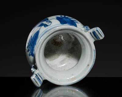 Lot 158 - A SMALL BLUE AND WHITE ‘SAGE’ TRIPOD CENSER, 16TH-17TH CENTURY