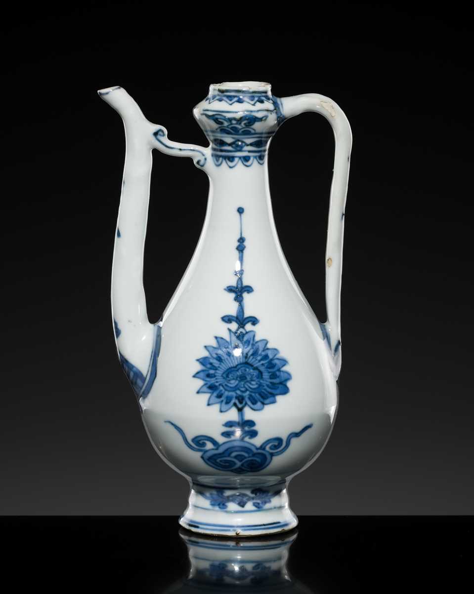 Lot 166 - A SMALL BLUE AND WHITE EWER, LATE MING-EARLY QING DYNASTY