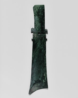 Lot 72 - AN IMPORTANT AND VERY LARGE (48 CM) DARK GREEN AND BLACK JADE CEREMONIAL BLADE (YAZHANG), SHIMAO CULTURE