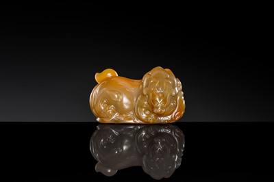Lot 101 - AN AGATE FIGURE OF A MYTHICAL BEAST, 17TH-18TH CENTURY