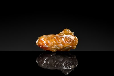 Lot 101 - AN AGATE FIGURE OF A MYTHICAL BEAST, 17TH-18TH CENTURY