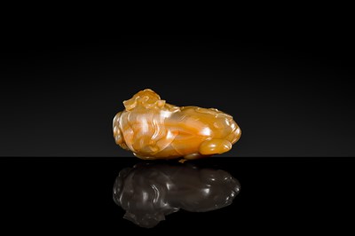 Lot 101 - AN AGATE FIGURE OF A MYTHICAL BEAST, 17TH-18TH CENTURY