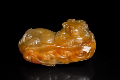 Lot 101 - AN AGATE FIGURE OF A MYTHICAL BEAST, 17TH-18TH CENTURY