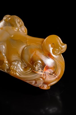 Lot 101 - AN AGATE FIGURE OF A MYTHICAL BEAST, 17TH-18TH CENTURY