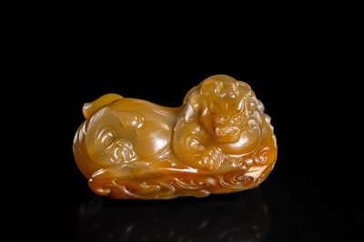 Lot 101 - AN AGATE FIGURE OF A MYTHICAL BEAST, 17TH-18TH CENTURY