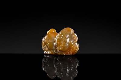 Lot 101 - AN AGATE FIGURE OF A MYTHICAL BEAST, 17TH-18TH CENTURY