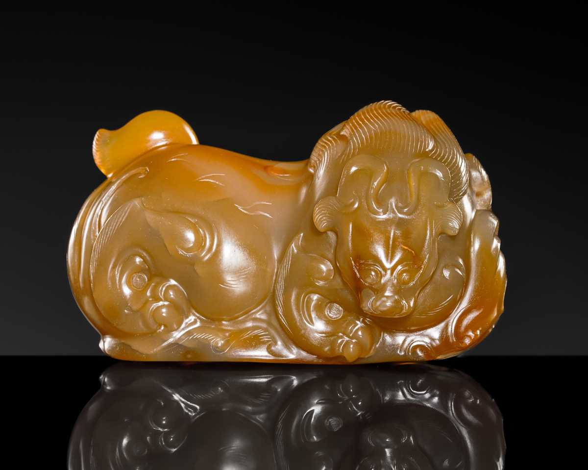 Lot 101 - AN AGATE FIGURE OF A MYTHICAL BEAST, 17TH-18TH CENTURY