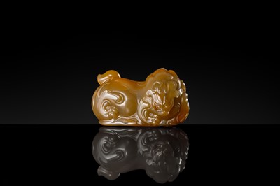 Lot 101 - AN AGATE FIGURE OF A MYTHICAL BEAST, 17TH-18TH CENTURY