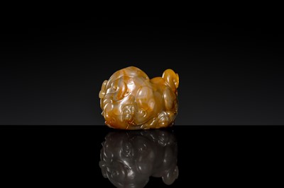 Lot 101 - AN AGATE FIGURE OF A MYTHICAL BEAST, 17TH-18TH CENTURY