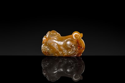 Lot 101 - AN AGATE FIGURE OF A MYTHICAL BEAST, 17TH-18TH CENTURY
