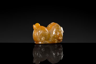 Lot 101 - AN AGATE FIGURE OF A MYTHICAL BEAST, 17TH-18TH CENTURY