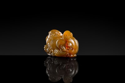 Lot 101 - AN AGATE FIGURE OF A MYTHICAL BEAST, 17TH-18TH CENTURY