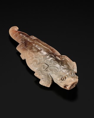 Lot 226 - A RARE BROWN JADE ‘REPTILE’ PENDANT, SHANG DYNASTY