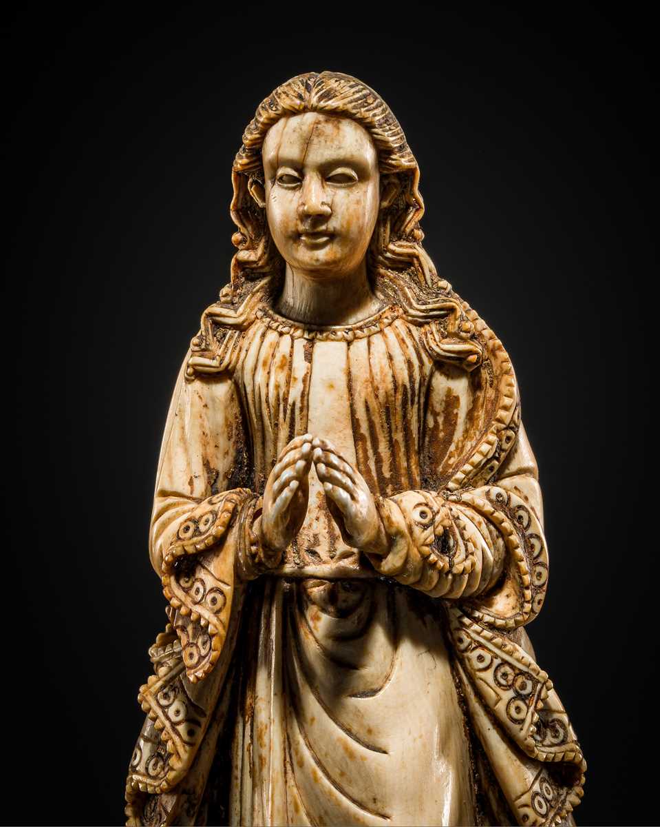 Lot 123 - AN INDO-PORTUGUESE IVORY FIGURE OF OUR LADY OF THE IMMACULATE CONCEPTION, GOA, LATE 17TH CENTURY