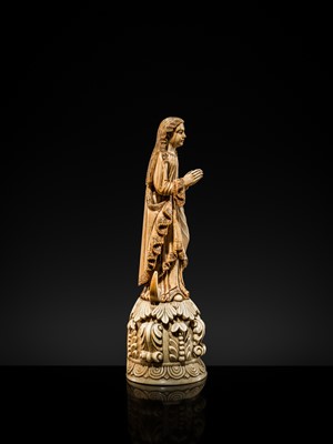 Lot 123 - AN INDO-PORTUGUESE IVORY FIGURE OF OUR LADY OF THE IMMACULATE CONCEPTION, GOA, LATE 17TH CENTURY