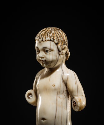 Lot 124 - AN INDO-PORTUGUESE IVORY FIGURE OF THE INFANT CHRIST, GOA, SECOND HALF OF THE 17TH CENTURY