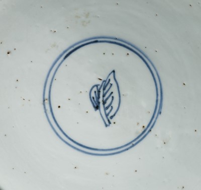 Lot 26 - A LARGE BLUE AND WHITE ‘LADIES’ JAR AND COVER, KANGXI PERIOD