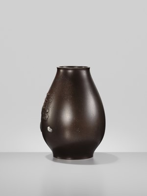 SEIGYOKU: A RARE BRONZE ‘CLAM’S DREAM’ VASE