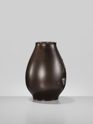 SEIGYOKU: A RARE BRONZE ‘CLAM’S DREAM’ VASE