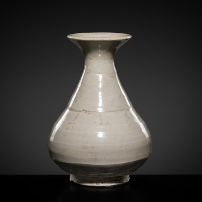 Lot 224 - A WHITE GLAZED CERAMIC VASE, MING DYNASTY