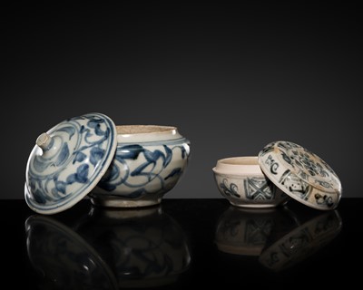 Lot 231 - A SWATOW PORCELAIN BOX AND COVER AND A VIETNAMESE BOX AND COVER, MING AND LÊ DYNASTY