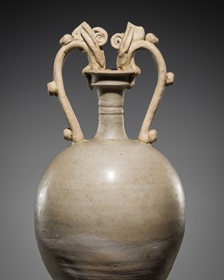 Lot 203 - A PALE STRAW-GLAZED TWIN-DRAGON HANDLED AMPHORA VASE, TANG DYNASTY