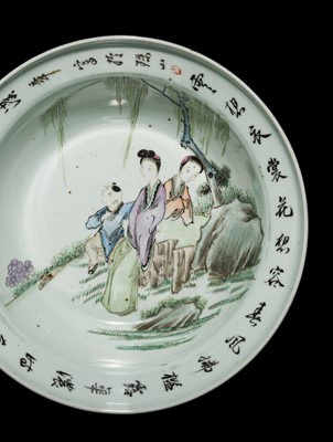 Lot 259 - A FAMILLE ROSE PORCELAIN BASIN WITH A FIGURAL SCENE & POEM, QING DYNASTY