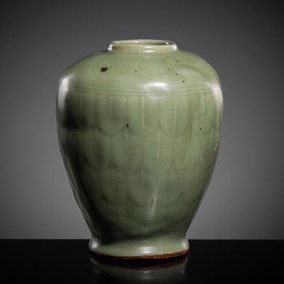 Lot 237 - A LONGQUAN CELADON VASE, YUAN TO MING DYNASTY