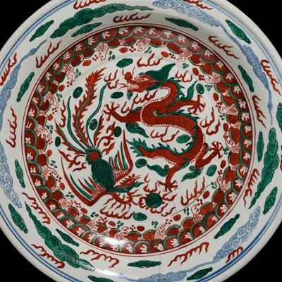 Lot 264 - A WUCAI 'DRAGON AND PHOENIX' PORCELAIN DISH, LATE QING DYNASTY