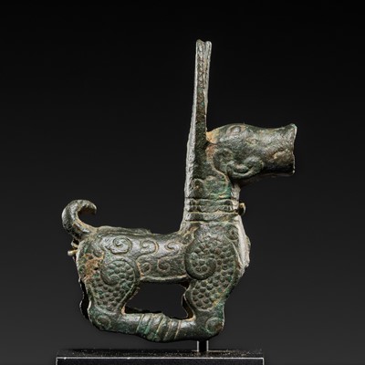 Lot 370 - A RARE BRONZE ‘DOE’ ORNAMENT, NORTH CHINA, 6TH-4TH CENTURY BC