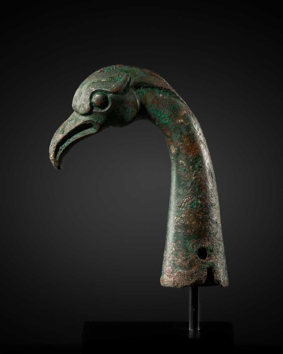 Lot 113 - A POWERFUL BIRD-HEAD BRONZE FINIAL, WESTERN INNER MONGOLIA, 6TH-4TH CENTURY BC