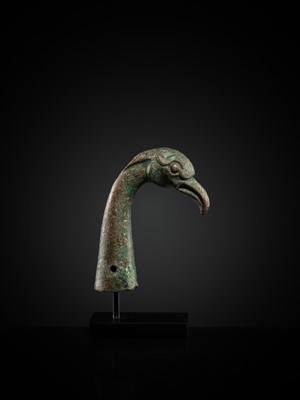Lot 113 - A POWERFUL BIRD-HEAD BRONZE FINIAL, WESTERN INNER MONGOLIA, 6TH-4TH CENTURY BC